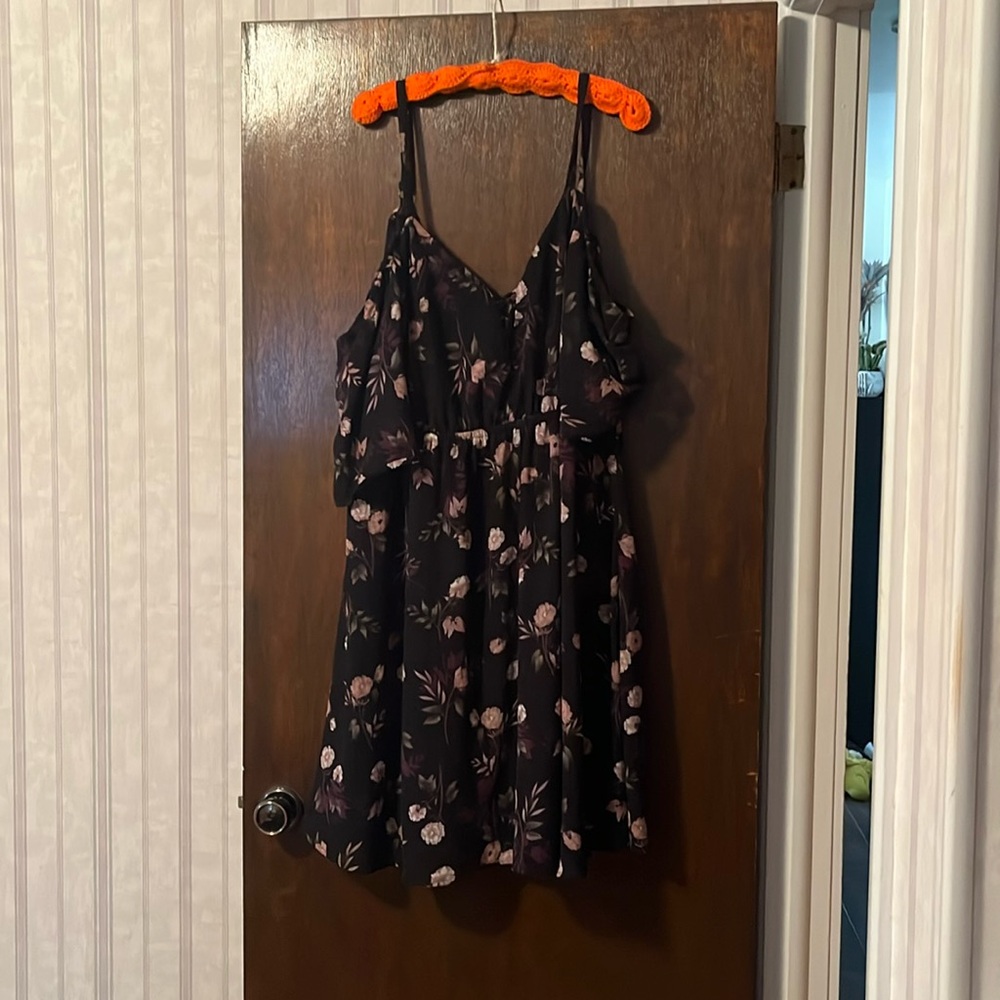 Torrid size 4 floral dress. Spaghetti straps and off the shoulder sleeves.